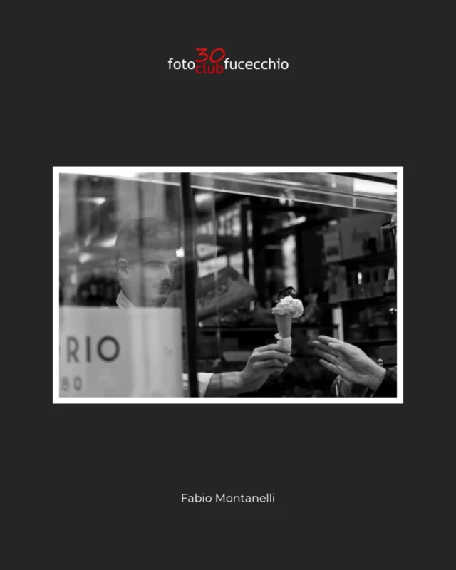 🍦 Soci in Primo Piano
📸 Foto di Fabio Montanelli

Uno scambio quotidiano, colto attraverso il vetro di una gelateria.
Linee, riflessi e gesti si intrecciano in una scena urbana fatta di sorrisi discreti e dettagli invisibili a uno sguardo distratto.

#FotoclubFucecchio #SociInPrimoPiano #FabioMontanelli #StreetPhotography #BiancoENero #ScattoDelGiorno