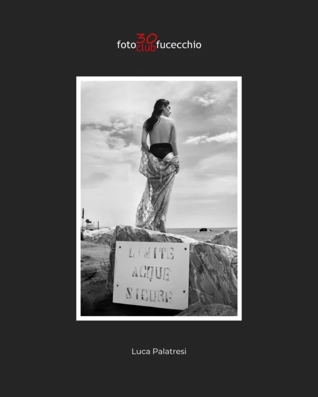 📸 Luca Palatresi, socio fondatore del Fotoclub Fucecchio, ci propone un’immagine equilibrata e intensa.

Il contrasto tra il cielo mosso e la stabilità della figura, tra la scritta e l’orizzonte, crea una scena sospesa nel tempo.
Uno scatto che invita a fermarsi.

#FotoclubFucecchio #SociInPrimoPiano #BiancoeNero #FotografiaContemporanea