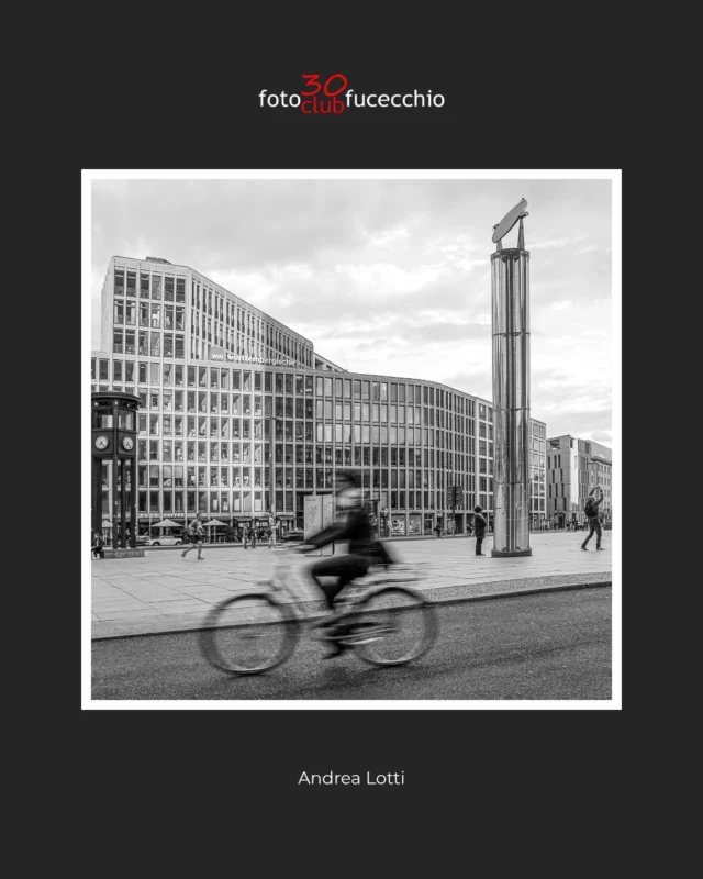🏙 Soci in Primo Piano
📸 Foto di Andrea Lotti

Una piazza, linee rigorose e architetture contemporanee.
Il movimento del ciclista, sfocato nel tempo, attraversa la scena e rompe la simmetria dell’immobilità urbana.
Uno scatto che gioca con geometrie, ritmo e presenza.

#FotoclubFucecchio #SociInPrimoPiano #AndreaLotti #StreetPhotography #UrbanGeometry #BiancoENero